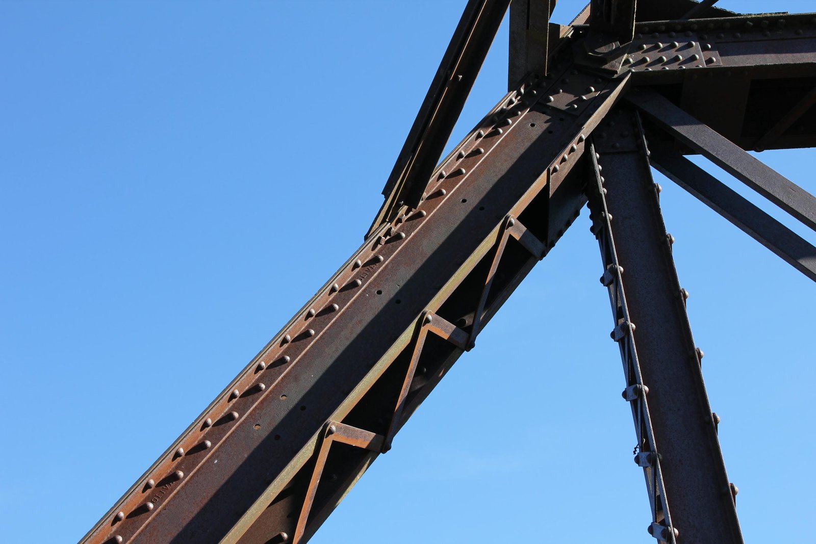 Endpost details, center span